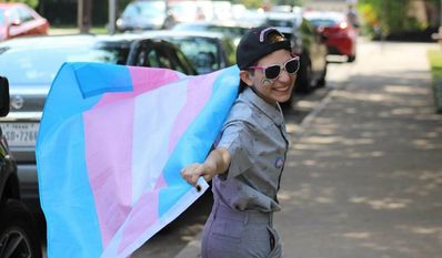 Transgender schnell erklärt
Menschen werden als Transgender definiert, wenn deren Geschlechtsidentität nicht oder nur teilweise mit dem bei Geburt anhand der äußeren Merkmale im Geburtenregister eingetragenen Geschlecht übereinstimmt. Non-binär sind dabei Menschen, die sich weder dem männlichen, noch dem weiblichen Geschlecht zuordnen können bzw. wollen.