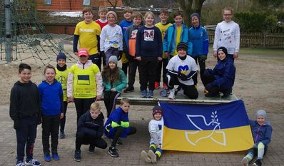 Die Klasse 4b aus der Grundschule Mulsum-Kutenholz zeigte Solidarität mit den Menschen in der Ukraine.