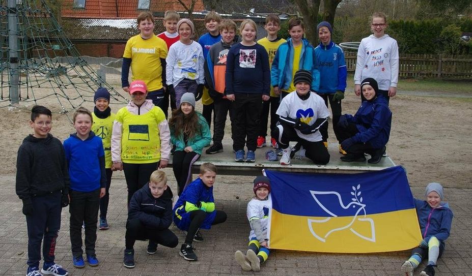 Die Klasse 4b aus der Grundschule Mulsum-Kutenholz zeigte Solidarität mit den Menschen in der Ukraine.