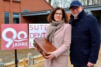 Karen und Arne Suter mit dem legendären Koffer, ohne den es den Betrieb heute vielleicht nicht mehr gegeben hätte.