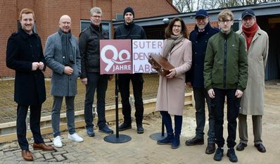 Dirk-Frederik Stelling (v. li.), Michael Hannebacher, Bauunternehmer Ingo und Patrick Lange, Karen, Arne, Aaron und Burkhard Suter.