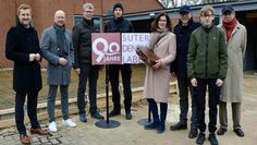 Dirk-Frederik Stelling (v. li.), Michael Hannebacher, Bauunternehmer Ingo und Patrick Lange, Karen, Arne, Aaron und Burkhard Suter.