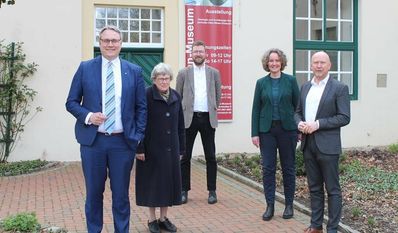 Gestalten im Kuratorium und Vorstand der Stiftung gemeinsam die Zukunft des Bachmann-Museums: 
Landrat Marco Prietz, Stifterin Dr. Elfriede Bachmann, Kreisarchäologe Dr. Stefan, Museumsleiterin Ellen Horstrup und Bürgermeister Michael Hannebacher