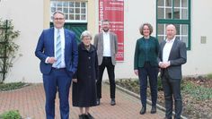 Gestalten im Kuratorium und Vorstand der Stiftung gemeinsam die Zukunft des Bachmann-Museums: 
Landrat Marco Prietz, Stifterin Dr. Elfriede Bachmann, Kreisarchäologe Dr. Stefan, Museumsleiterin Ellen Horstrup und Bürgermeister Michael Hannebacher