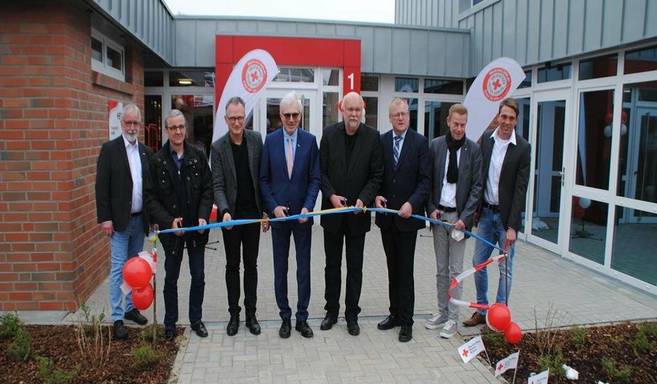 Kita-Leiter Timo Horeis-Hoops (re.) weihte die neue Kita gemeinsam mit Bürgermeister Manfred Knust (2. v. re), Architekt Gerd Meyer (3. v. re.) und weiteren Beteiligten ein.