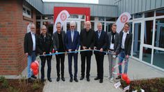 Kita-Leiter Timo Horeis-Hoops (re.) weihte die neue Kita gemeinsam mit Bürgermeister Manfred Knust (2. v. re), Architekt Gerd Meyer (3. v. re.) und weiteren Beteiligten ein.