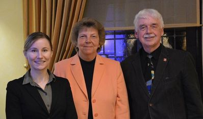 Dr. Elena Paul (li.) und Sabine Benden von der Harsefelder Bauunternehmung Viebrockhaus mit Kersten Schröder Doms.