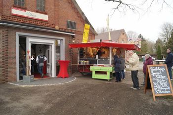 Der Laden belebt die Ortsmitte an der dicken Eiche.