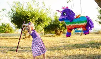 Bei der Jagd auf die Pinata wie bei der Kritik am Gesundheitsminister gehen die meisten Schläge ins Leere. Foto: deposit.