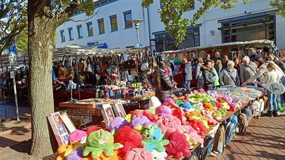 Der Ladenhütermarkt in Verbindung mit dem verkaufsoffenen Sonntag bietet großen und kleinen Besucher:innen Gelegenheit zur Schnäppchenjagd.