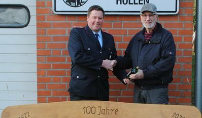 Ortsbrandmeister Marco Hildebrandt (links) bedankt sich bei Horst Gieschen.