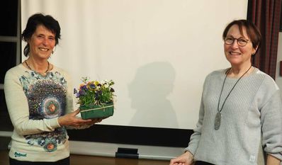 Brigitte Meldau bedankt sich im Namen der LandFrauen bei Renate Frank für den informativen Vortrag im Bördehuus Lamstedt.