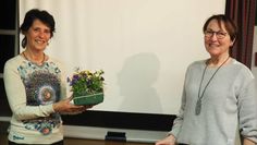 Brigitte Meldau bedankt sich im Namen der LandFrauen bei Renate Frank für den informativen Vortrag im Bördehuus Lamstedt.