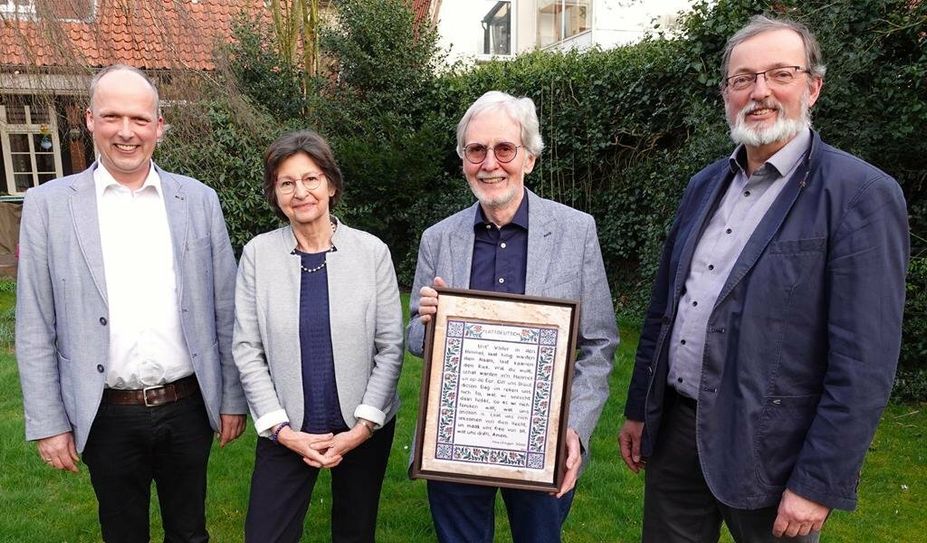 Helmut Kück (2.v.r.) mit seiner Frau Ute, Pastor Markus Stamme (li.) und Superintendent Wilhelm Helmers.