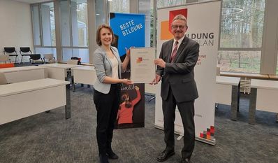 Melora Felsch, Transfermanagerin bei der niedersächsischen Transferagentur, zeichnete das Bildungsmanagement des Landkreises, „Bildung mit Plan“ aus und übergab die Urkunde an Landrat Bernd Lütjen. Foto: cne