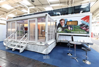 Der Messeauflieger dient am Tag der offenen Tür als Anlaufstelle für alle Interessierten.