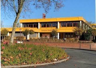 Wer möchte, kann noch einmal das gelbe Gymnasium besuchen, bevor es im Herbst abgerissen wird.