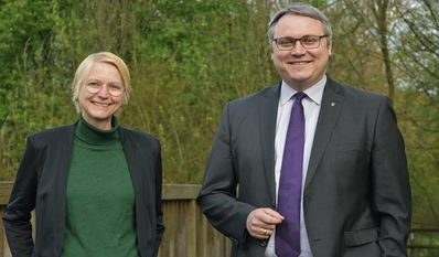 Freuen sich auf die künftige Zusammenarbeit: Landrat Marco Prietz und Dr. Silke Fricke.
