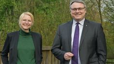 Freuen sich auf die künftige Zusammenarbeit: Landrat Marco Prietz und Dr. Silke Fricke.
