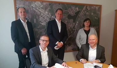 Björn Muth (hinten, v. li.) und Börge Wenholz (EWE NETZ) mit Kämmerin Carmen Oelenbüttel sowie Lars Beinke (EWE NETZ) und Bürgermeister Michael Hannebacher (re, sitzend).