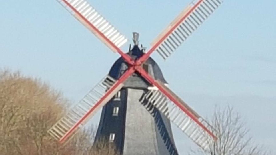 Rund um die Aschwardener Windmühle findet am 1. Mai wieder das traditionelle Mühlenfest statt. Foto: eb