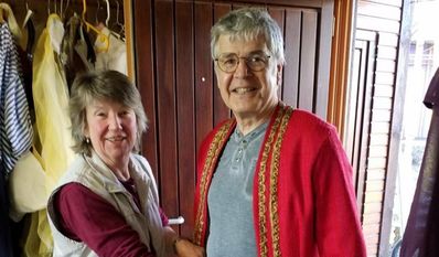 Bis zur Premiere muss noch einiges genäht werden: Die Freilichtbühne hat ihre Proben für die Saison begonnen und die Kostümabteilung arbeitet fleißig an den Outfits der Schauspieler:innen. Foto: eb