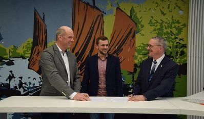 Von links: Kreislandwirt Stephan Warnken, Frank Havemeyer und Landrat Bernd Lütjen unterzeichneten einen Vertrag zur Einrichtung einer Fachstelle für Moorbodenschutz in der Kreisverwaltung. Foto: eb