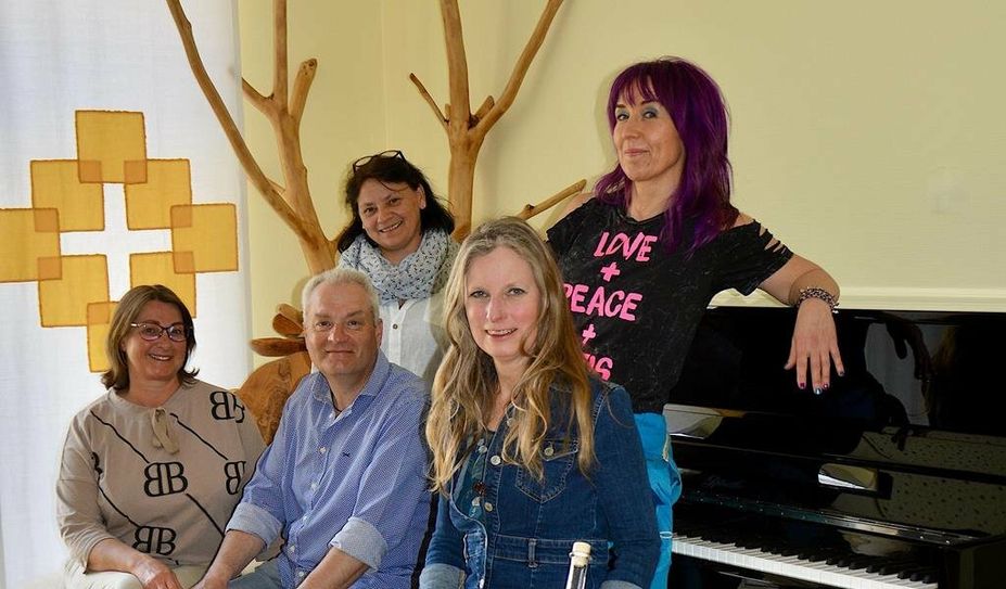 v.l.n.r.: Tanja Neubauer, Olaf Riggers, Hospiz-Leiterin Sabine Eckstein, Initiatorin Katja Poppe und Sonja „Schwessi“ Schwabe im Gemeinschaftsraum vom Tageshospiz.