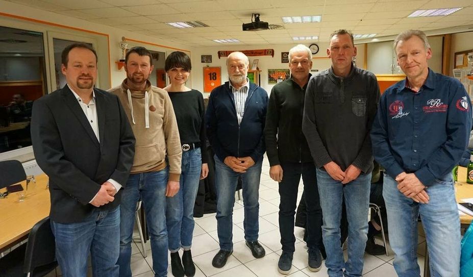 Das neue Team der Appelner Jagdgenossenschaft. Vorsitzender Karl- Heinz Büttelmann (Mitte) wurde nach 32 Jahren verabschiedet.