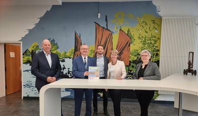 LEADER ist…
…das (englischsprachige) Akronym des französischen „Liaison entre actions de développement de l‘économie rurale“, übersetzt etwa „Verbindung zwischen Aktionen zur Entwicklung der ländlichen Wirtschaft“), ein Maßnahmenprogramm der Europäischen Union, mit dem seit 1991 modellhaft innovative Aktionen im ländlichen Raum gefördert werden. Lokale Aktionsgruppen erarbeiten vor Ort Entwicklungskonzepte. Ziel ist es, die ländlichen Regionen Europas auf dem Weg zu einer eigenständigen Entwicklung zu unterstützen. Aufgrund des erfolgreich verlaufenden Einsatzes als so genannte Gemeinschaftsinitiative zwischen 1991 und 2005 ist der LEADER-Ansatz seit 2006 als eigenständiger Schwerpunkt in die Mainstream-Förderung aufgenommen worden.