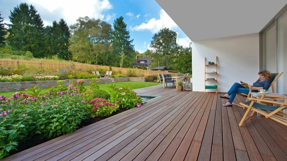 Vom Terrassenboden über gemütliche Sessel bis zur Grundstücksbegrenzung: Das natürliche Baumaterial Holz macht im Garten immer eine gute Figur.