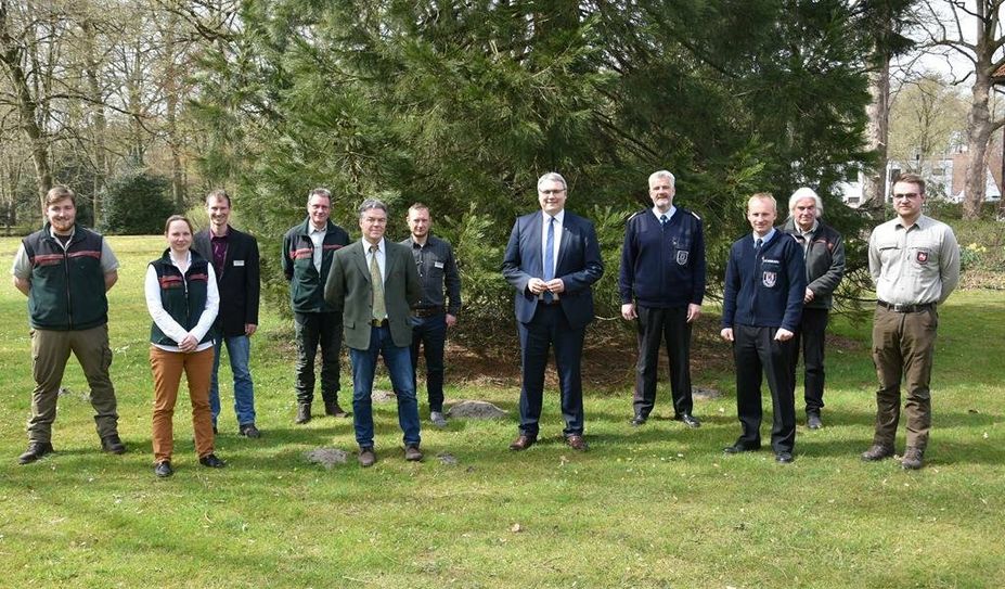 Landrat Marco Prietz (5. v. re.) mit den Waldbrandbeauftragten und Vertretern der Feuerwehr und des Landkreises.