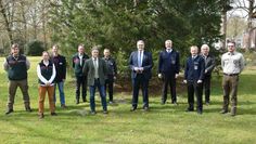 Landrat Marco Prietz (5. v. re.) mit den Waldbrandbeauftragten und Vertretern der Feuerwehr und des Landkreises.