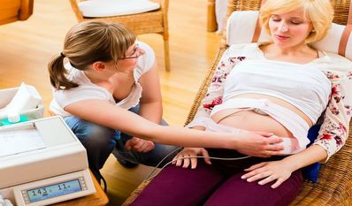 Hebammen sind nicht nur im Krankenhaus während der Geburt unersetzlich, sondern auch wenn es um Vor- und Nachsorge geht.