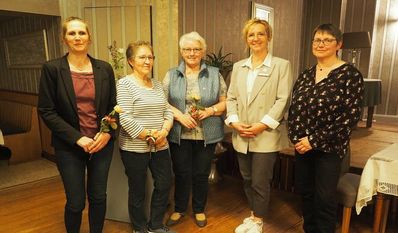 Die erste Vorsitzende Eleonore Häusler (r.) und Ehrenamtskoordinatorin Nicole Rüsch (2.v.r.) mit den Geehrten.