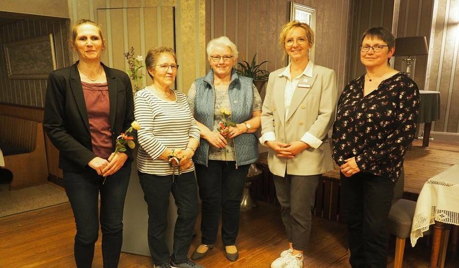 Die erste Vorsitzende Eleonore Häusler (r.) und Ehrenamtskoordinatorin Nicole Rüsch (2.v.r.) mit den Geehrten.