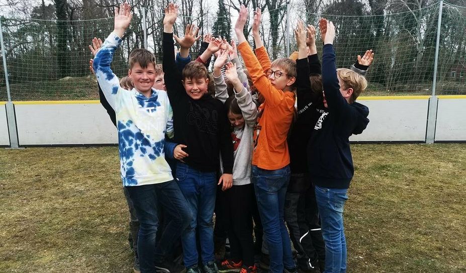 Wie man gut kooperiert und kommuniziert, lernten die Kinder bei dieser Übung auf einer Plane.