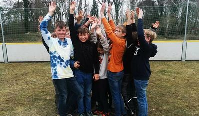 Wie man gut kooperiert und kommuniziert, lernten die Kinder bei dieser Übung auf einer Plane.