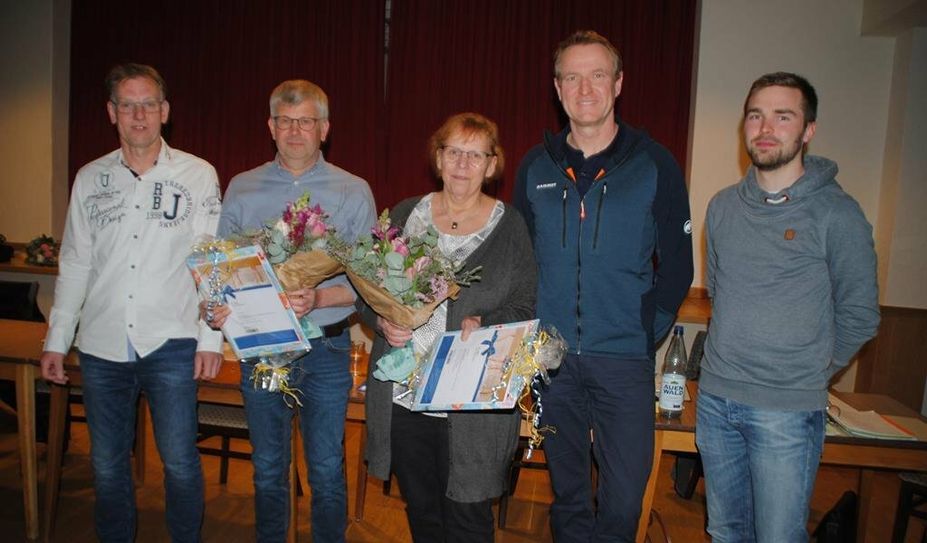 Der neue Vorsitzende Michael Müller (v. li.) bedankt sich bei seinem Vorgänger Johann Müller, auch Regina Tiedemann erhält Glückwünsche von ihrem Nachfolger Peter Neumann. Marten Schleßelmann ist neuer Jugendvertreter im Vorstand.