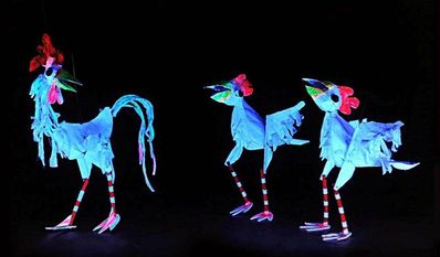 Das Schwarzlichttheater Bremen möchte das Publikum mit wundersamen Verwandlungen bezaubern.