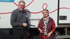 Torsten Schnaars bekommt von der zweiten Vorsitzenden Elisabeth Kübitz ein Gutscheinpräsent überreicht.