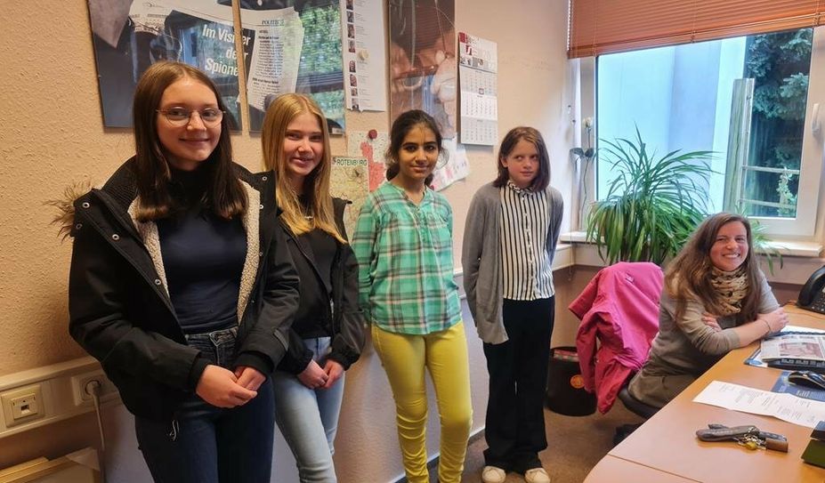 Louisa Gehlken (v. li.), Sophia Biere, Amira Alshaibani und Selina Jahn mit Redakteurin Lena Stehr.