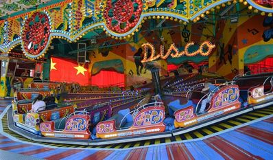 Fahrgeschäfte für Klein und Groß erwartet die Besucher:innen.