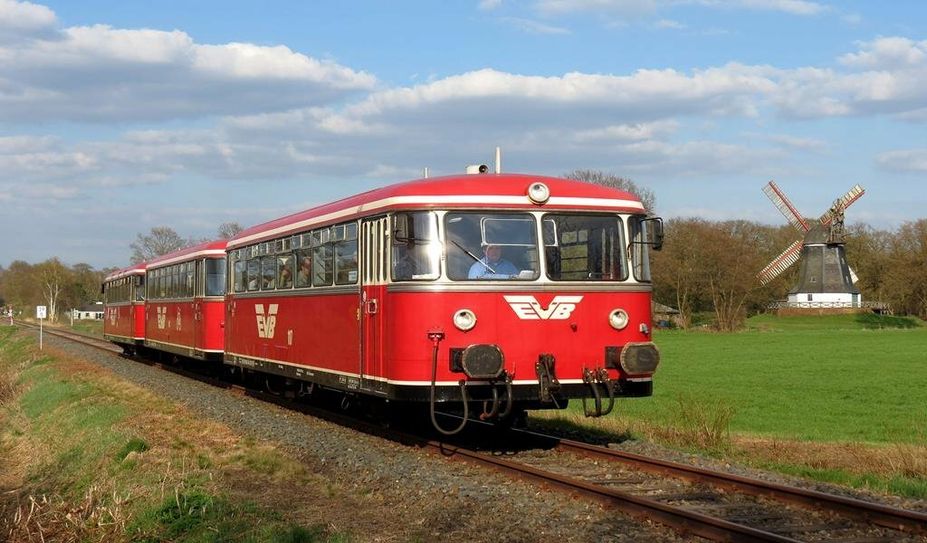 Der historische Zug hält an mehr als 20 Haltestellen auf einer 99 Kilometer langen Strecke.