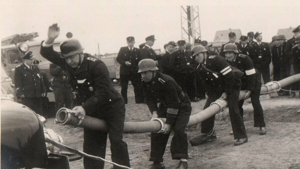 Bereits 1960 traten die Hollener Brandschützer bei Wettkämpfen (hier in Altenwalde) an.