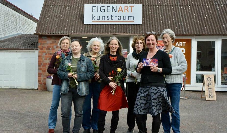 Künstlerinnen zeigen Werke, die im „Offenen Atelier“ mit Kunsttherapeutin Anja Schlesselmann (2. v. re.) entstanden sind.