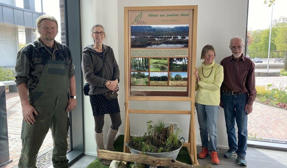 Hendrik Scheunemann (v. li.), Mitarbeiter im Pflegeteam des Landkreises, Heike Vullmer, Stiftung Naturschutz, Christiane Looks, Naturschutzbeauftragte und Joachim Looks bewerben die Ausstellung.