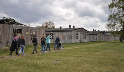 Im Lager Sandbostel waren während des Zweiten Weltkriegs mehr als 300.000 Menschen gefangen, viele überlebten das Lager nicht.