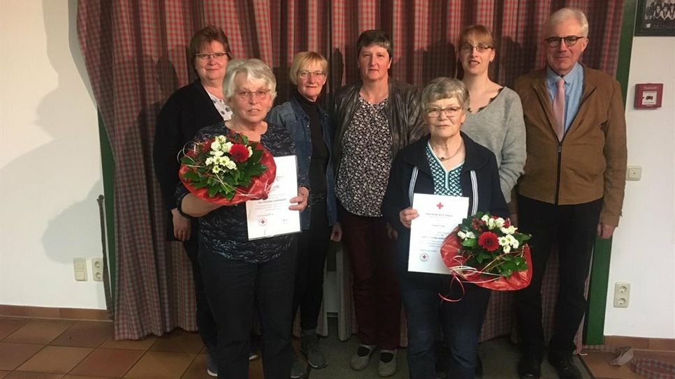 Neu in den Vorstand des DRK-Ortsvereins Nindorf wurden Andrea Stelling als 2. Vorsitzende und Axel Riggers als Beisitzer gewählt worden. Für 25 Jahre Mitgliedschaft im Ortsverein wurden Petra Stüve, Anke Wienberg, Kerstin Klemp, Elke Börger und Elsbeth Pingel sowie für 40 Jahre wurde Mary Steffens. geehrt.