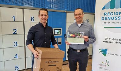 Wirtschaftsförderer Nils Buhlert (rechts) freut sich über Garvin Hinrichs‘ Konzept, Menschen besseren Zugang zu regionalen Lebensmitteln zu ermöglichen.